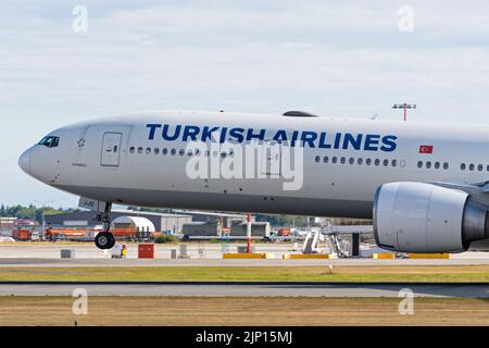 Richmond, Colombie-Britannique, Canada. 13th août 2022. Un Boeing 777-300ER de Turkish Airlines (TC-JJO) débarquant à l'aéroport international de Vancouver. (Image de crédit : © Bayne Stanley/ZUMA Press Wire) Banque D'Images