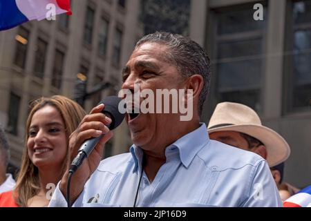 NEW YORK, NEW YORK – LE 14 AOÛT : le congressiste Adriano Espallat prend la parole au défilé dominicain de la Journée sur 6th Avenue sur 14 août 2022 à New York. La National Dominican Day Parade a célébré 40 ans de marche sur la Sixième Avenue à Manhattan. Le défilé célèbre la culture, le folklore et les traditions dominicaines. Crédit : Ron Adar/Alay Live News Banque D'Images