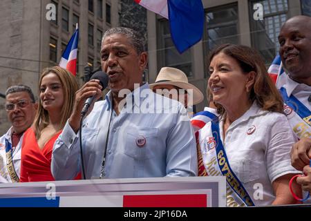 NEW YORK, NEW YORK – LE 14 AOÛT : le congressiste Adriano Espallat prend la parole au défilé dominicain de la Journée sur 6th Avenue sur 14 août 2022 à New York. La National Dominican Day Parade a célébré 40 ans de marche sur la Sixième Avenue à Manhattan. Le défilé célèbre la culture, le folklore et les traditions dominicaines. Crédit : Ron Adar/Alay Live News Banque D'Images