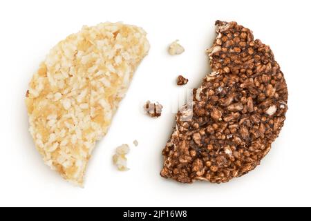 biscuits à la noix de coco et à l'amarante avec caroube isolé sur fond blanc avec pleine profondeur de champ. Une alimentation saine Banque D'Images