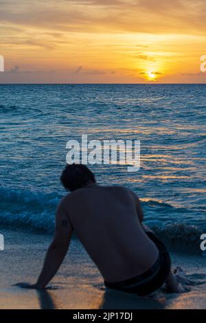 Un cubain en surpoids a fait regarder le coucher de soleil par lui-même, Vardero Beach, Cuba. Banque D'Images