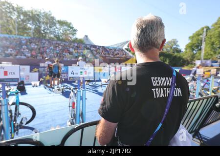Munich, Allemagne. 14th août 2022. Championnats d'Europe, triathlon, Relais, Mixte, dans le Parc Olympique. COACH ALLEMAGNE crédit: Jean-Marc Wiesner/dpa/Alay Live News Banque D'Images