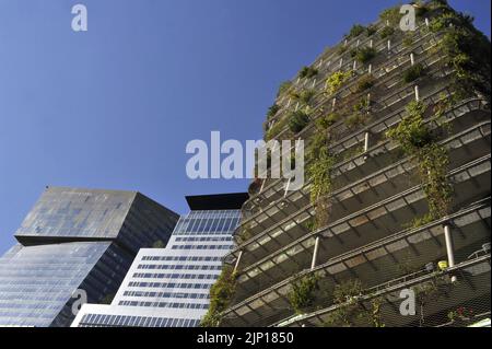 FRANCE. PARIS (75) 13TH AR. RANGÉE DE GAUCHE. ZAC MASSENA-BRUNESEAU. FAÇADE DE L'USINE PRÈS DES TOURS DUO CONÇUES PAR L'ARCHITECTE JEAN NOUVEL. BORDURE IMMÉDIATE Banque D'Images