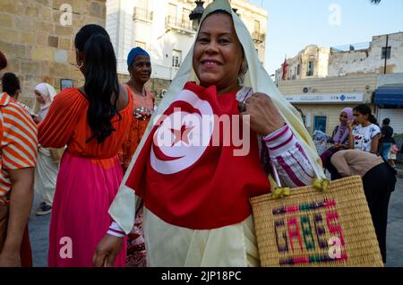 Tunis, Tunisie. 13th août 2022. Tunis, Tunisie. 13 août 2022. Les femmes défilent le long de l'avenue Habib Bourghiba portant des robes traditionnelles à Tunis pour célébrer la Journée nationale de la femme. Les Tunisiens célèbrent la Journée nationale de la femme sur 13 août, pour commémorer le jour de 1956 où la Tunisie a passé le code du statut personnel, qui a aboli la polygamie et donné aux femmes plus de droits dans la société (Credit image: © Hasan mrad/IMAGESLIVE via ZUMA Press Wire) Banque D'Images