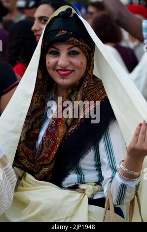 Tunis, Tunisie. 13th août 2022. Tunis, Tunisie. 13 août 2022. Les femmes défilent le long de l'avenue Habib Bourghiba portant des robes traditionnelles à Tunis pour célébrer la Journée nationale de la femme. Les Tunisiens célèbrent la Journée nationale de la femme sur 13 août, pour commémorer le jour de 1956 où la Tunisie a passé le code du statut personnel, qui a aboli la polygamie et donné aux femmes plus de droits dans la société (Credit image: © Hasan mrad/IMAGESLIVE via ZUMA Press Wire) Banque D'Images