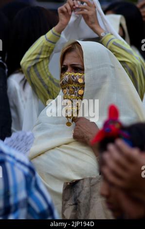 Tunis, Tunisie. 13th août 2022. Tunis, Tunisie. 13 août 2022. Les femmes défilent le long de l'avenue Habib Bourghiba portant des robes traditionnelles à Tunis pour célébrer la Journée nationale de la femme. Les Tunisiens célèbrent la Journée nationale de la femme sur 13 août, pour commémorer le jour de 1956 où la Tunisie a passé le code du statut personnel, qui a aboli la polygamie et donné aux femmes plus de droits dans la société (Credit image: © Hasan mrad/IMAGESLIVE via ZUMA Press Wire) Banque D'Images