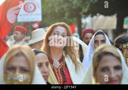 Tunis, Tunisie. 13th août 2022. Tunis, Tunisie. 13 août 2022. Les femmes défilent le long de l'avenue Habib Bourghiba portant des robes traditionnelles à Tunis pour célébrer la Journée nationale de la femme. Les Tunisiens célèbrent la Journée nationale de la femme sur 13 août, pour commémorer le jour de 1956 où la Tunisie a passé le code du statut personnel, qui a aboli la polygamie et donné aux femmes plus de droits dans la société (Credit image: © Hasan mrad/IMAGESLIVE via ZUMA Press Wire) Banque D'Images