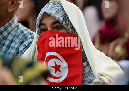 Tunis, Tunisie. 13th août 2022. Tunis, Tunisie. 13 août 2022. Les femmes défilent le long de l'avenue Habib Bourghiba portant des robes traditionnelles à Tunis pour célébrer la Journée nationale de la femme. Les Tunisiens célèbrent la Journée nationale de la femme sur 13 août, pour commémorer le jour de 1956 où la Tunisie a passé le code du statut personnel, qui a aboli la polygamie et donné aux femmes plus de droits dans la société (Credit image: © Hasan mrad/IMAGESLIVE via ZUMA Press Wire) Banque D'Images