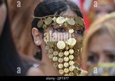 Tunis, Tunisie. 13th août 2022. Tunis, Tunisie. 13 août 2022. Les femmes défilent le long de l'avenue Habib Bourghiba portant des robes traditionnelles à Tunis pour célébrer la Journée nationale de la femme. Les Tunisiens célèbrent la Journée nationale de la femme sur 13 août, pour commémorer le jour de 1956 où la Tunisie a passé le code du statut personnel, qui a aboli la polygamie et donné aux femmes plus de droits dans la société (Credit image: © Hasan mrad/IMAGESLIVE via ZUMA Press Wire) Banque D'Images