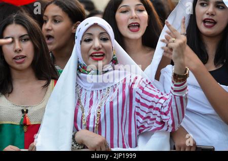 Tunis, Tunisie. 13th août 2022. Tunis, Tunisie. 13 août 2022. Les femmes défilent le long de l'avenue Habib Bourghiba portant des robes traditionnelles à Tunis pour célébrer la Journée nationale de la femme. Les Tunisiens célèbrent la Journée nationale de la femme sur 13 août, pour commémorer le jour de 1956 où la Tunisie a passé le code du statut personnel, qui a aboli la polygamie et donné aux femmes plus de droits dans la société (Credit image: © Hasan mrad/IMAGESLIVE via ZUMA Press Wire) Banque D'Images