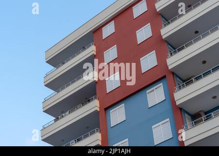 Façade moderne et aérée avec balcons. Fragment d'un nouveau bâtiment résidentiel d'élite ou d'un complexe commercial. Partie de l'immobilier de ville. Banque D'Images