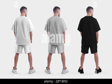 Maquette de costume surdimensionnée, blanc, noir, t-shirt chiné, short sur un gars en baskets, vue arrière, isolé sur l'arrière-plan. Modèle de vêtements pour hommes avec plac Banque D'Images