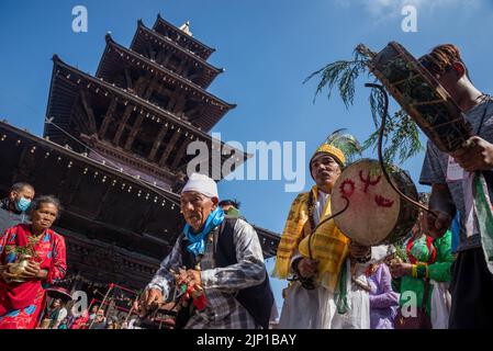 Katmandou, Népal. 12th août 2022. Les dévotés hindous effectuent des rituels pendant le festival. Pendant Janai Purnima ou Rakchhya Bandhan, les gens de la communauté de Bhraman et de Chhetri prennent le bain et changent leur Janai (un fil effrayé). De même, les gens d'autres communautés sont liés à un Doro (fil sacré coloré) autour de leur poignet (photo de Bivas Shrestha/SOPA Images/Sipa USA) Credit: SIPA USA/Alay Live News Banque D'Images