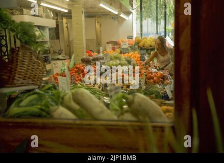 Fruits et légumes frais à vendre dans l'épicerie, Royaume-Uni Banque D'Images