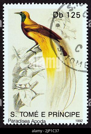 SAO TOMÉ-ET-PRINCIPE - VERS 1992 : un timbre imprimé à Sao Tomé-et-principe dans le numéro « oiseaux » montre un oiseau de paradis plus grand (apoda paradisée), Banque D'Images