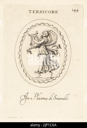 Figure d'Erato, muse grecque de poésie lyrique, ou Terpsichore, muse grecque de danse. Danse tout en jouant de la lyre ou du kithara. Dans le plasma émeraude. Tersicore. Dans plasma di smeraldo. Gravure de coperplate par Giovanni Battista Galestuzzi d'après Leonardo Agostini de gemmae et Sculpturae Antiquae Depitti ab Leonardo Augustino Senesi, Abraham Blooteling, Amsterdam, 1685. Banque D'Images