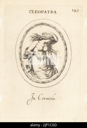 Figure de Cléopâtre VII Philopator, Reine du Royaume de Ptolemaic d'Égypte de 51 à 30 av. J.-C. Dépeint à son suicide, avec son visage sous son bras, comme beaucoup de statues similaires. En carnélien. Cleopatra. À corniola. Gravure de coperplate par Giovanni Battista Galestuzzi d'après Leonardo Agostini de gemmae et Sculpturae Antiquae Depitti ab Leonardo Augustino Senesi, Abraham Blooteling, Amsterdam, 1685. Banque D'Images