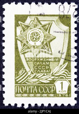 URSS - VERS 1976: Un timbre imprimé en URSS montre l'ordre des forces armées soviétiques, vers 1976. Banque D'Images