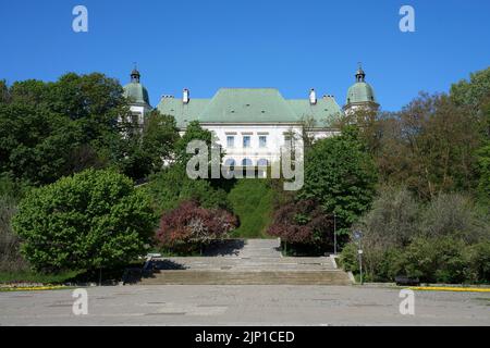 Château à Ujazdow dans le parc de bains à Varsovie capitale européenne de la Pologne à Masovie, ciel bleu clair en 2022 chaude soleil de printemps le jour de mai. Banque D'Images