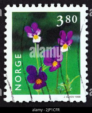 NORVÈGE - VERS 1998: Un timbre imprimé en Norvège à partir du numéro de 'Norwegian Flora' montre Viola tricolor, vers 1998. Banque D'Images