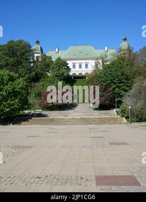 Palais à Ujazdow en bains parc à Varsovie capitale européenne de la Pologne à Masovian, ciel bleu clair en 2022 chaude soleil de printemps le jour de mai. Banque D'Images