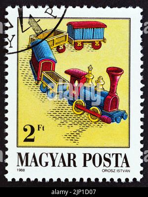 HONGRIE - VERS 1988 : un timbre imprimé en Hongrie dans le numéro « Exhibits in Toy Museum, Kecskemet » montre Steam train, vers 1988. Banque D'Images