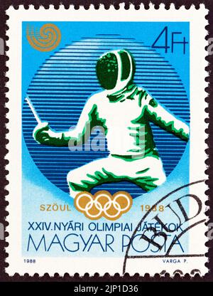 HONGRIE - VERS 1988: Un timbre imprimé en Hongrie dans le numéro "Jeux Olympiques, Séoul" montre Escrime, vers 1988. Banque D'Images