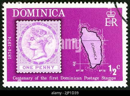 DOMINIQUE - VERS 1974: Un timbre imprimé en Dominique montre un sou de 1874 et une carte, vers 1974. Banque D'Images