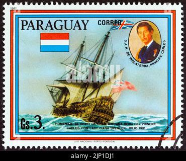 PARAGUAY - VERS 1981: Un timbre imprimé au Paraguay du numéro "mariage du prince Charles et de la dame Diana Spencer" montre la résolution HMS, vers 1981. Banque D'Images