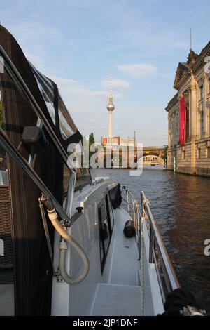 Hausboot Berliner Fernsehturm Banque D'Images