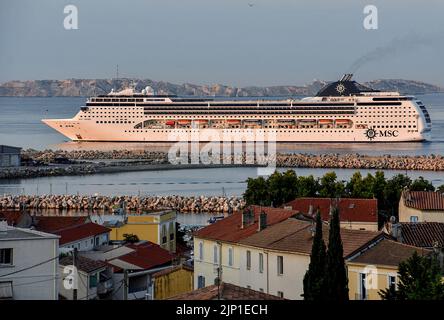 Marseille, France. 15th août 2022. Le navire de croisière MSC Opera arrive au port méditerranéen français de Marseille. Crédit : SOPA Images Limited/Alamy Live News Banque D'Images