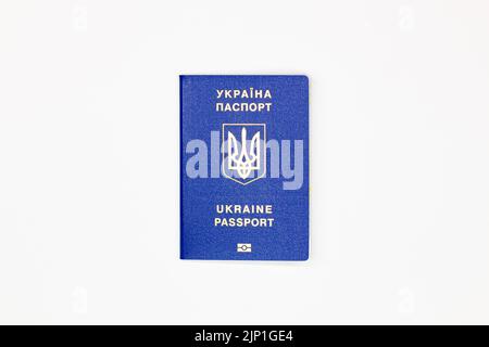 Passeport de l'Ukraine. La couverture du document d'État du passeport ukrainien étranger avec les armoiries de l'Ukraine en bleu sur fond blanc Banque D'Images