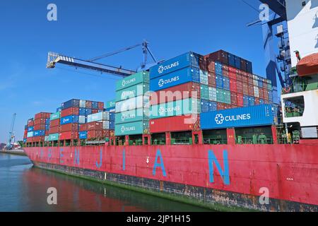 Le navire chinois à conteneurs Ren Jian 25 est ancré dans le port de Rotterdam, aux pays-Bas. Banque D'Images