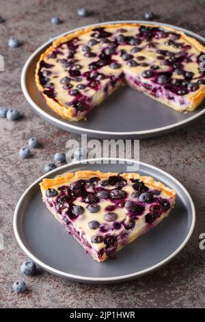Coupe Mustikkapiirakka Finlandais Blueberry Pie dans une assiette sur une table. Verticale Banque D'Images