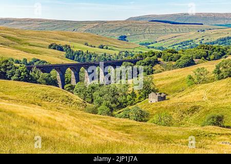 En regardant vers le bas sur le viaduc de Dent et Upper Dentdale à Cumbria, lors d'une journée d'été ensoleillée à Aughst Banque D'Images