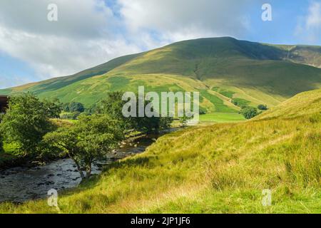 Un magnifique paysage de Yorkshire Dales dans les collines de Howgill à Cumbria, lors d'une journée d'été ensoleillée en août Banque D'Images