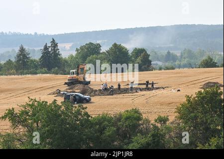 Helfta, Allemagne. 15th août 2022. Sur un terrain de chaume sur une colline au-dessus de Helfta, les vestiges d'un palais royal sont en cours d'excavation. Sur une superficie de 1500 mètres carrés, d'anciens bâtiments administratifs doivent être découverts. Credit: Heiko Rebsch/dpa/Alay Live News Banque D'Images