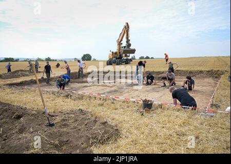 Helfta, Allemagne. 15th août 2022. Le premier champ d'excavation a été aménagé. De vastes fouilles archéologiques se poursuivent sur une superficie de 1500 mètres carrés. Sur le site de l'ancien palais royal près de Helfta, des bâtiments administratifs seront découverts cette année. Credit: Heiko Rebsch/dpa/Alay Live News Banque D'Images