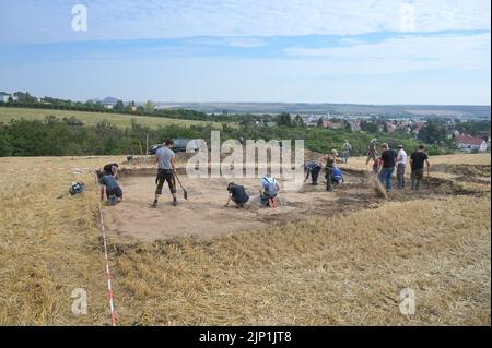 Helfta, Allemagne. 15th août 2022. Au-dessus des toits de Helfta, sur une superficie de 1500 mètres carrés, les vastes fouilles archéologiques se poursuivent. Sur le site de l'ancien palais royal près de Helfta, des bâtiments majestueux seront découverts cette année. Credit: Heiko Rebsch/dpa/Alay Live News Banque D'Images