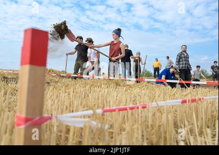 Helfta, Allemagne. 15th août 2022. Étudiants travaillant sur la zone d'excavation sur une colline près de Helfta. De vastes fouilles archéologiques se poursuivent sur une superficie de 1500 mètres carrés. Sur le site de l'ancien palais royal, des bâtiments majestueux seront découverts cette année. Credit: Heiko Rebsch/dpa/Alay Live News Banque D'Images