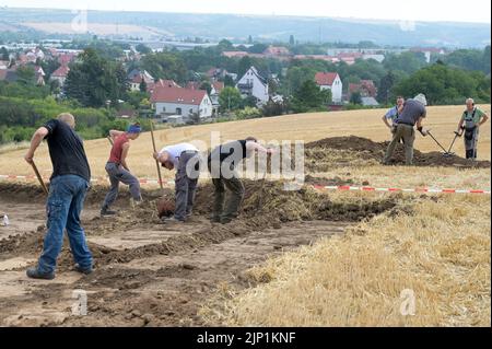 Helfta, Allemagne. 15th août 2022. Sur une colline près de Helfta, les vestiges d'un ancien palais royal sont recherchés. De vastes fouilles archéologiques se poursuivent sur une superficie de 1500 mètres carrés. (À dpa: 'OS trouve au site médiéval d'exécution près de Harzgerode'. Credit: Heiko Rebsch/dpa/Alay Live News Banque D'Images