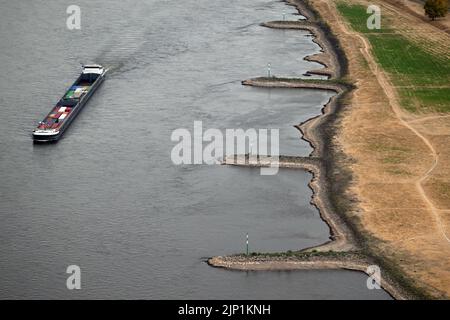 Düsseldorf, Allemagne. 15th août 2022. Un cargo navigue sur le Rhin. En raison de la sécheresse en cours, le niveau du Rhin a atteint un niveau bas. Le niveau du Rhin près de Cologne était de 76 centimètres (faible : 69 centimètres). À Düsseldorf, 34 centimètres ont été mesurés (23 centimètres). Pour les jours à venir, on s'attend à une chute encore plus poussée du niveau de l'eau. Credit: Federico Gambarini/dpa/Alay Live News Banque D'Images