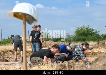 Helfta, Allemagne. 15th août 2022. De vastes fouilles archéologiques se poursuivent sur une superficie de 1500 mètres carrés. Sur le site de l'ancien palais royal près de Helfta, des bâtiments administratifs seront découverts cette année. (À dpa: 'OS trouve au site médiéval d'exécution près de Harzgerode'. Credit: Heiko Rebsch/dpa/Alay Live News Banque D'Images