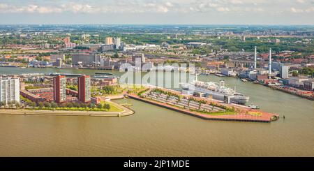 Vue panoramique sur la rivière néerlandaise Maas à Rotterdam, aux pays-Bas Banque D'Images