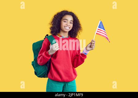 Jeune fille biraciale souriante étudiante avec drapeau américain Banque D'Images