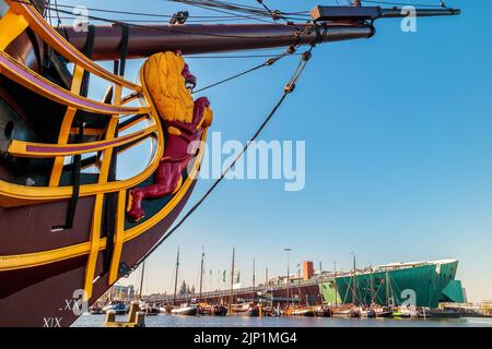 AMSTERDAM, PAYS-BAS - 27 MARS 2017 : vue sur le musée néerlandais Nemo avec un voilier historique à Amsterdam, pays-Bas Banque D'Images