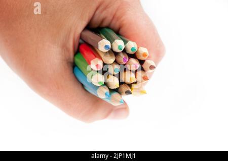 Un artiste tient dans sa main des crayons de couleur avec graffiti à l'avant Banque D'Images