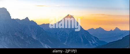 Vue panoramique sur les Dolomites à l'heure du lever du matin Banque D'Images