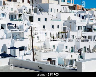 Maisons blanches, fenêtres, escaliers et toits de l'île de Santorini Banque D'Images