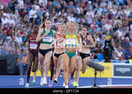 07-8-22 - Ciara Mageean, Northern Ireland & Linden Hall, Australie, dans la finale des femmes de 1500 mètres aux Jeux du Commonwealth de Birmingham 2022. Banque D'Images